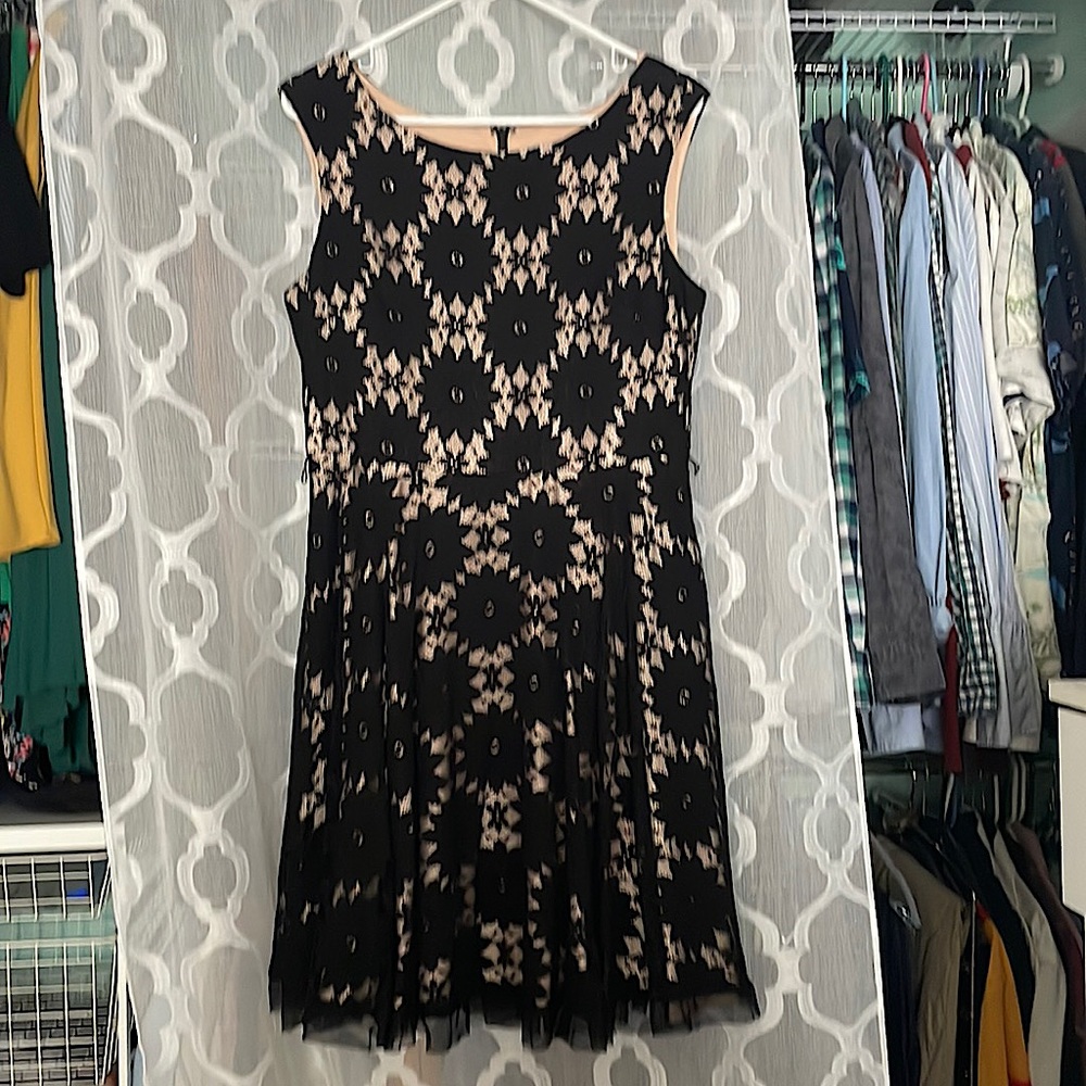 Black lace sleeveless dress with pockets